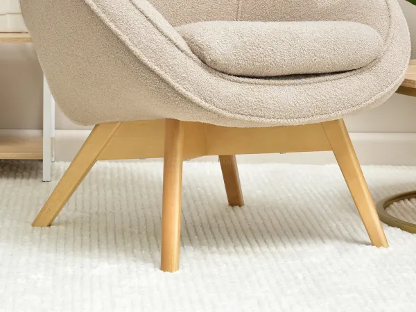 Beżowy fotel wypoczynkowy z tkaniną boucle na dębowej nodze - dodaj elegancji każdemu wnętrzu